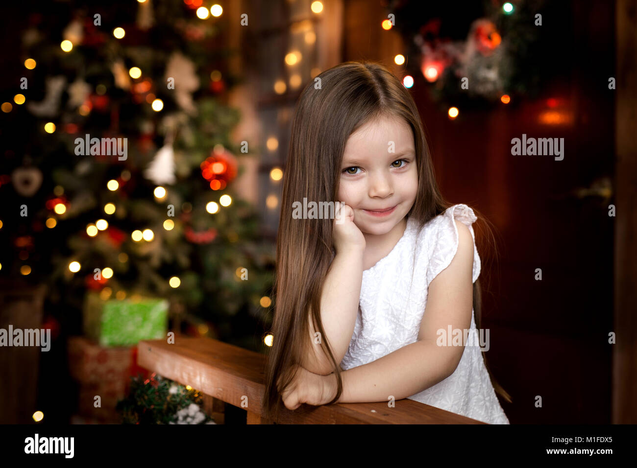 In der Weihnachtsnacht ein kleines Mädchen Warten auf den Weihnachtsmann. kleine Mädchen träumt von Weihnachten. Stockfoto