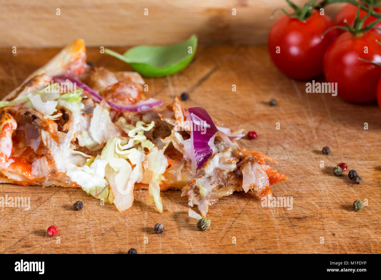 Slace von kebap Pizza mit Hackfleisch, Kohl, Tomaten und Knoblauch Sauce auf hölzernen Hintergrund Stockfoto