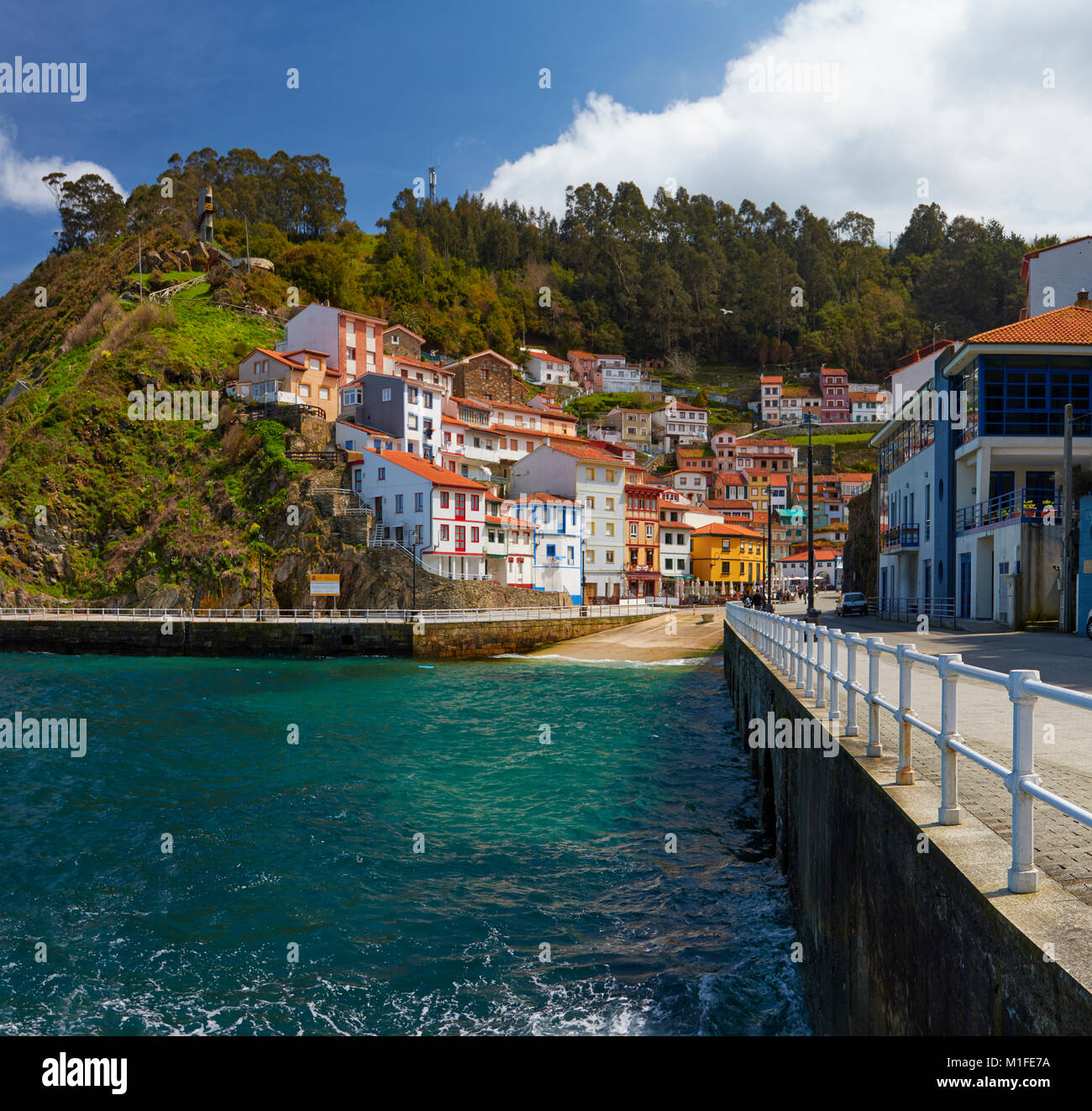 Hafen von Cudillero, einem Fischerdorf im Norden Spaniens. Asturien, Spanien Stockfoto