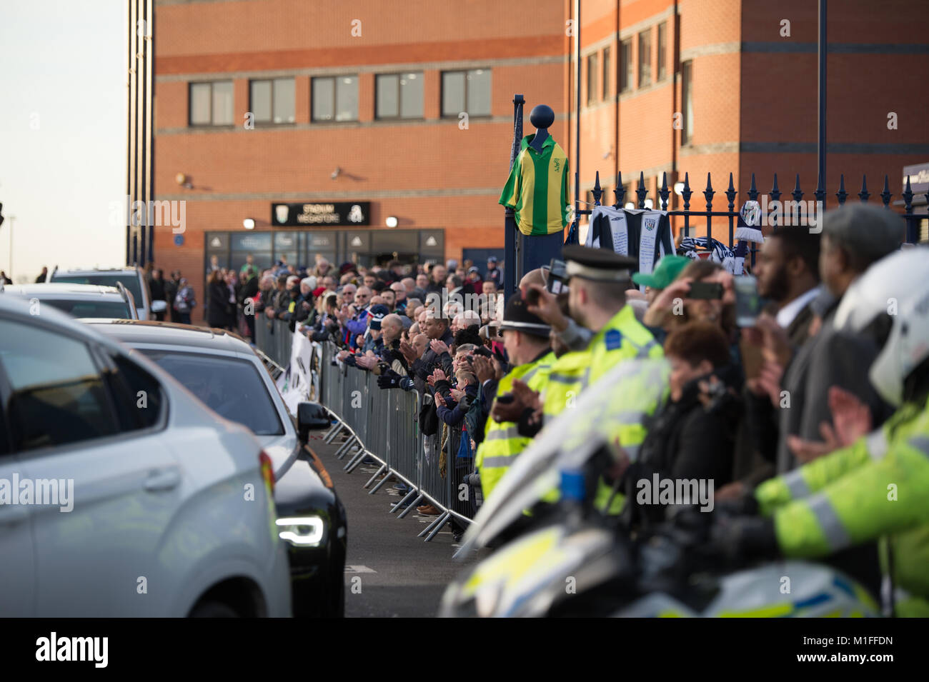 West Bromwich, Großbritannien. 30 Jan, 2018. Cyril Regis Trauerzuges kommt an Westbromwich Albions Fußballplatz der Weißdorn, wo riesige Menschenmassen versammelt haben, um ihren Respekt zu einer Fußball-Legende zu bezahlen. Mehrere ex-Spieler und Manager an Stockfoto