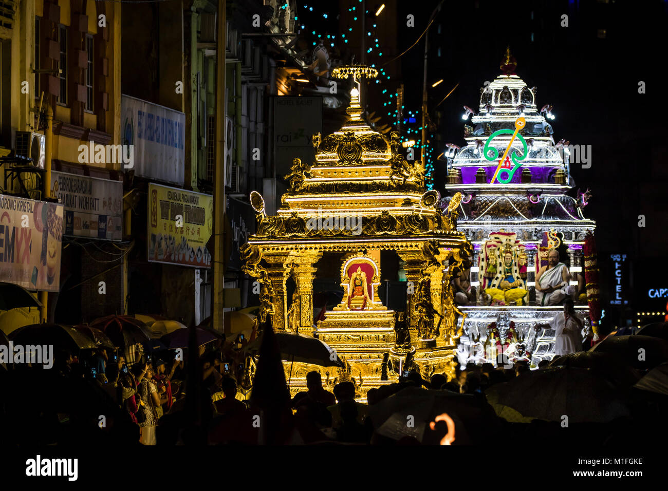 Kuala Lumpur, Malaysia. 29 Jan, 2018. Silber Wagen tragen die goldene Statue von Lord Murugan Tempel, durch Priester zu den Batu Höhlen Thaipusam Festival begleiten. Anhänger folgen die 15 Stunden wagen Reise nach Batu Höhlen. Credit: Danny Chan/Alamy leben Nachrichten Stockfoto