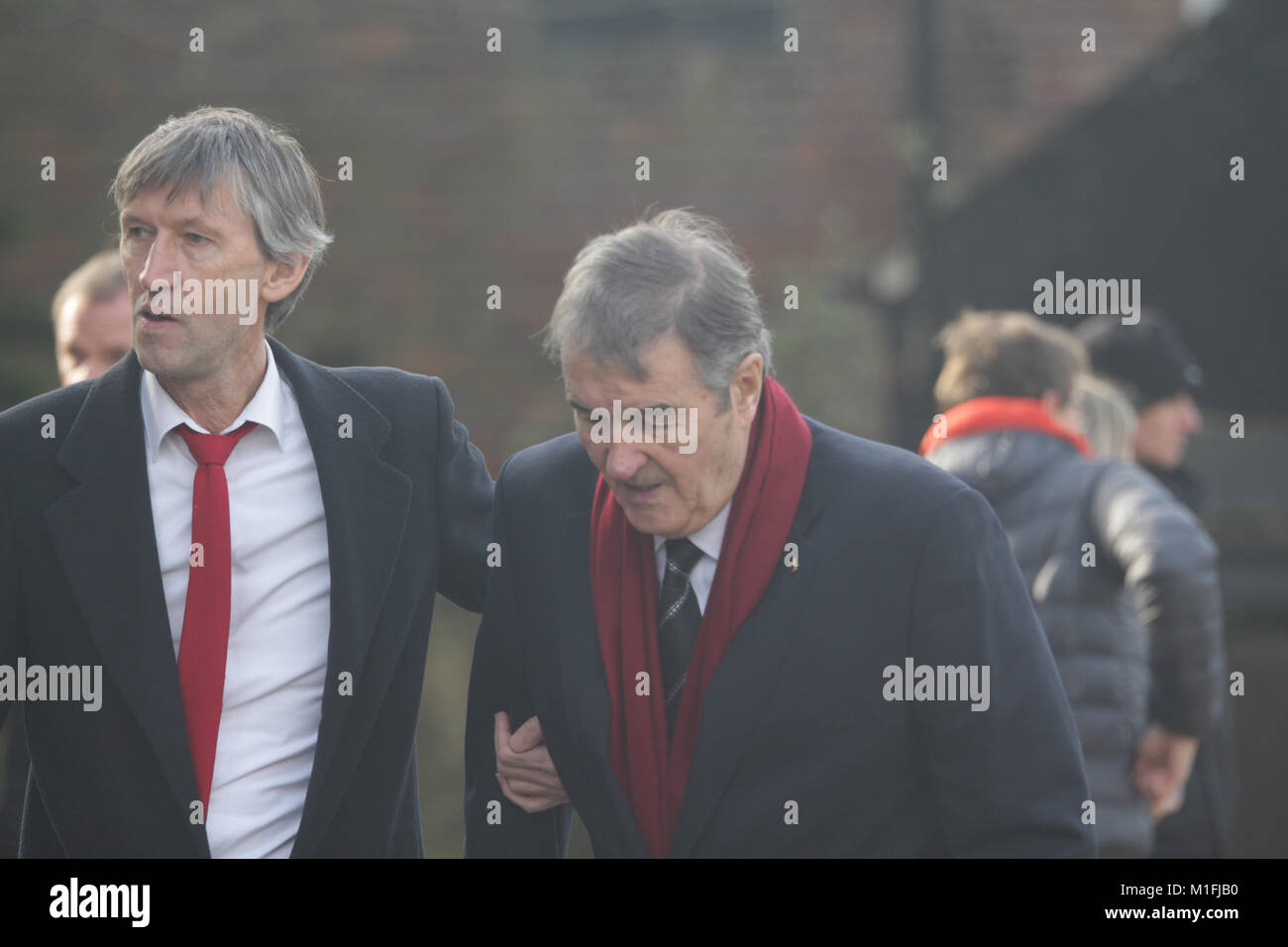 Warrington, Großbritannien. 30 Jan, 2018. Ex Liverpool player Ron Yeats nimmt an der Beerdigung des ehemaligen FC Liverpool Torwart Tommy Lawrence, bei St. Elphin die Pfarrkirche, die Kirche St, Warrington. Credit: ken Biggs/Alamy leben Nachrichten Stockfoto