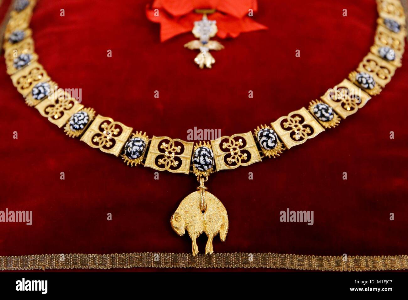 Detail des Ordens vom Goldenen Vlies, dass König Philipp VI Spanien 2018 50 Jahre König Philipp VI.: : Spielzeug
