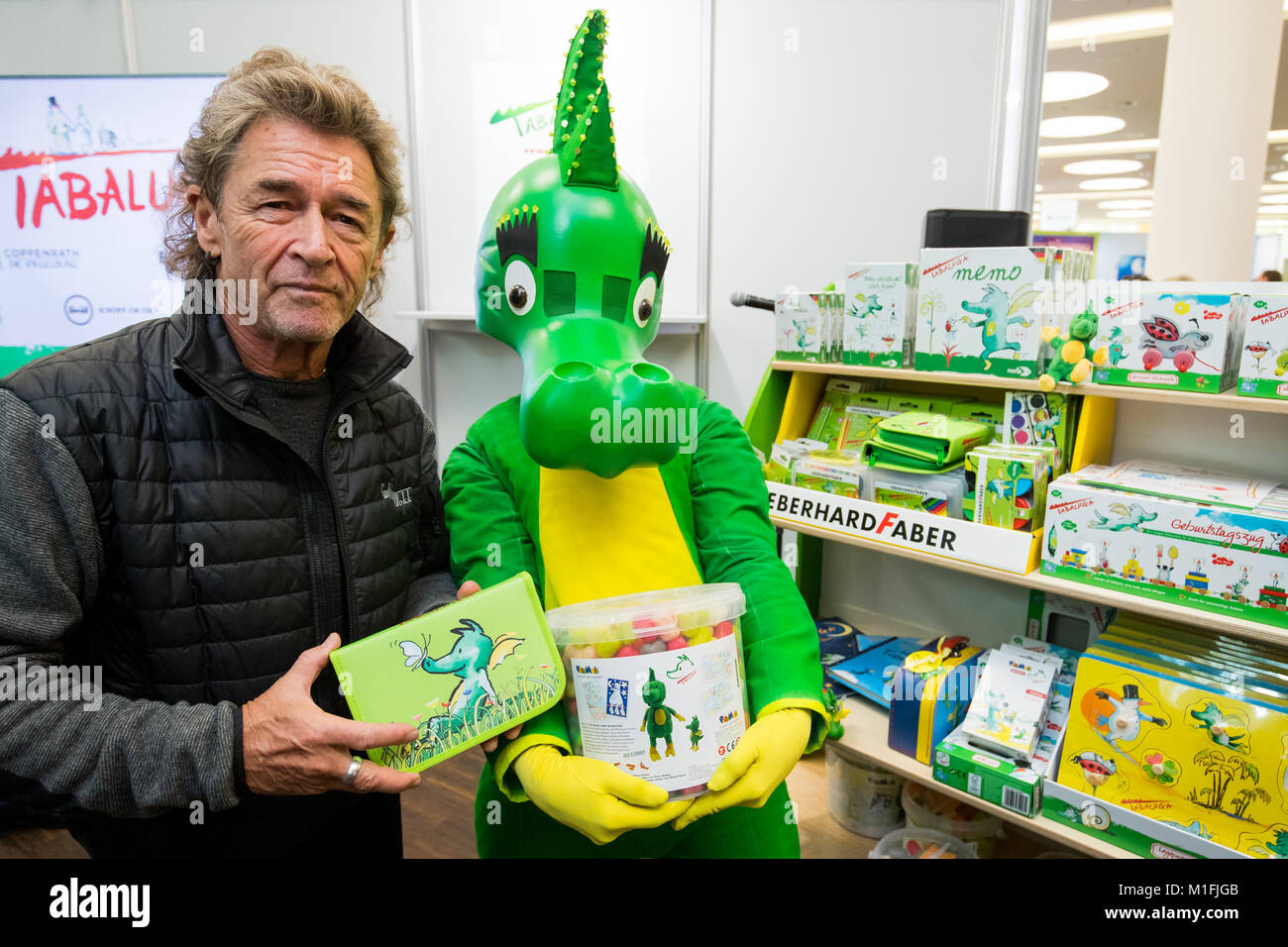 Nürnberg, Deutschland. 30 Jan, 2018. Musiker Peter Maffay stehen neben dem  Tabaluga Drache während die 69 Nürnberger Spielwarenmesse in Nürnberg,  Deutschland, 30. Januar 2018. Maffay präsentiert die erste Tabaluga Film  sowie die