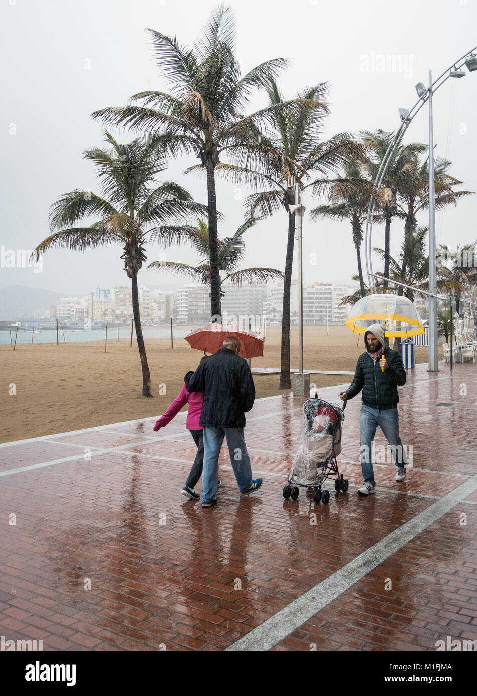Las Palmas, Gran Canaria, Kanarische Inseln, Spanien. 30. Januar, 2018.  Wetter: sintflutartiger Regen auf einem kalten Dienstag Morgen auf dem  Stadtstrand von Las Palmas, der Hauptstadt Gran Canarias. Ein ungewöhnlich  kalten Bann