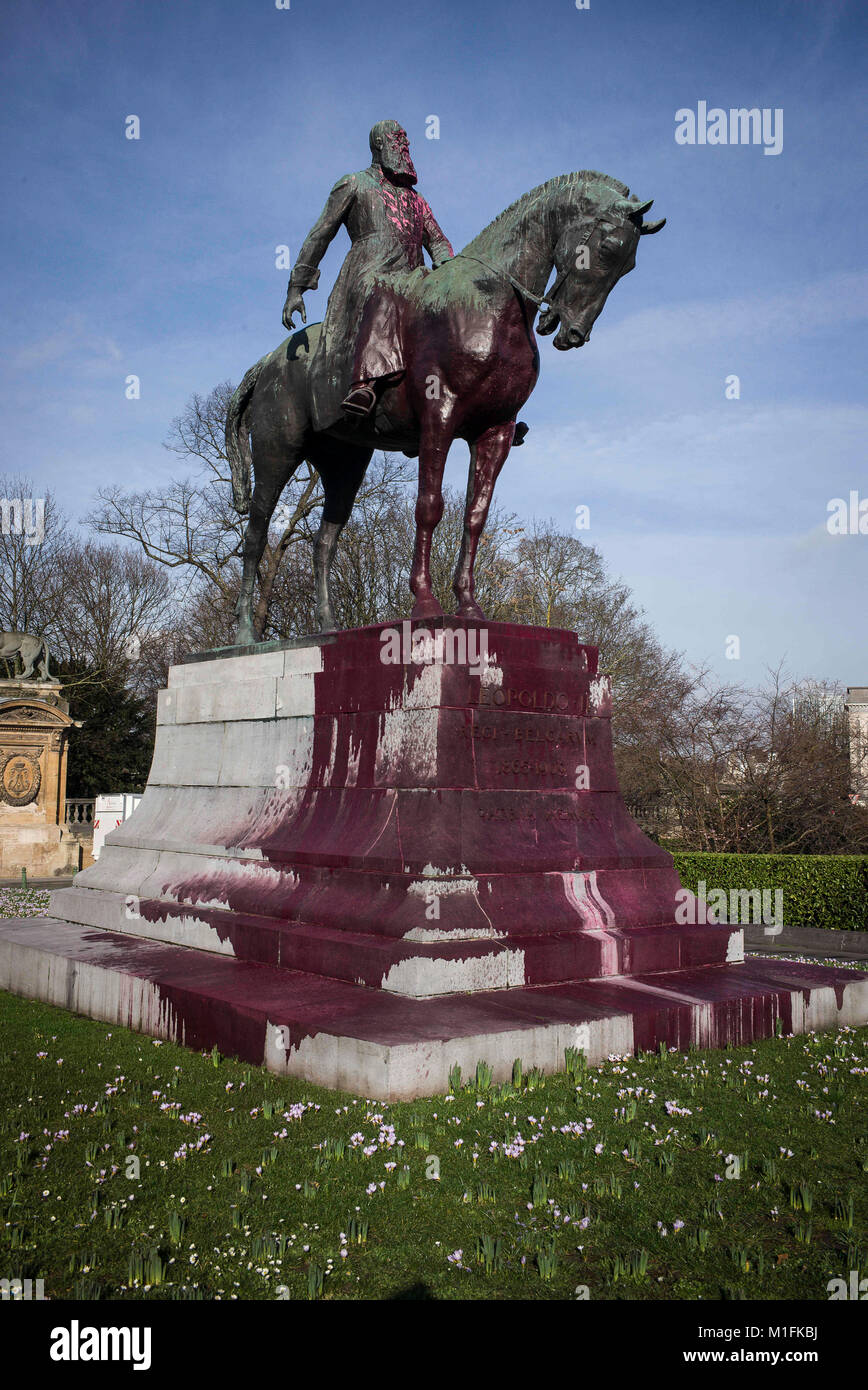 Bxl, Belgien. 30 Jan, 2018. Denkmal von König Leopold II. in Brüssel, Belgien am 30.01.2018. Eine Statue in der Nähe des Königlichen Palastes wurde paintbombed mit rosa Farbe letzte Nacht. König Leopold II ist auf die koloniale Vergangenheit, wenn Kongo wurde als "seine Liguster Garten' verbunden. König ist wiederholt von 10 Millionen Todesfälle in der Zeit der Kolonisation vorgeworfen. von Wiktor Dabkowski Credit: Wiktor Dabkowski/ZUMA Draht/Alamy leben Nachrichten Stockfoto