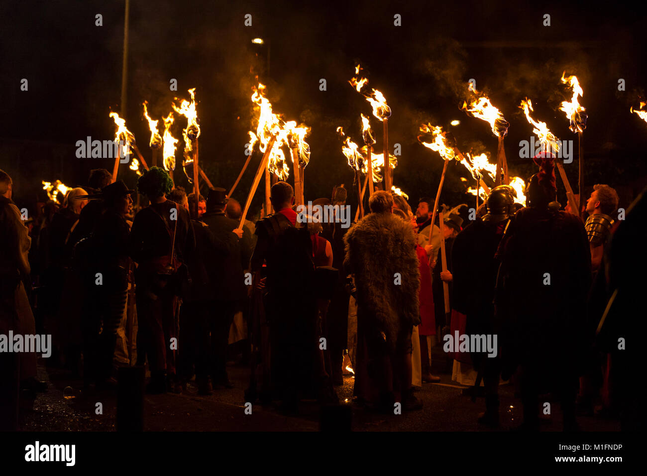 Eine Gruppe von Menschen mit Fackeln beleuchtet, Bonfire Night, Rye, East Sussex, Großbritannien Stockfoto