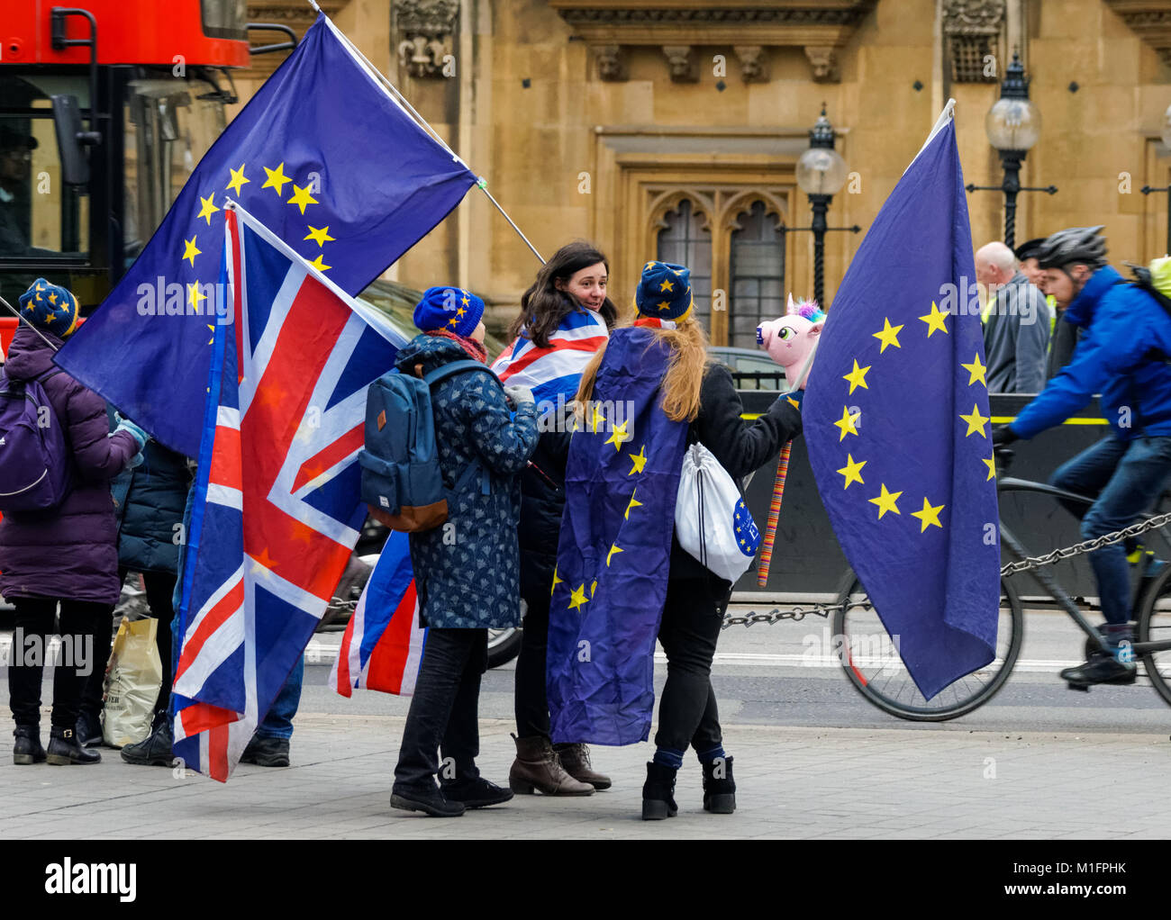 Anti-Brexit Demonstranten zeigen außerhalb der Häuser des Parlaments in London, England, Vereinigtes Königreich, Großbritannien Stockfoto