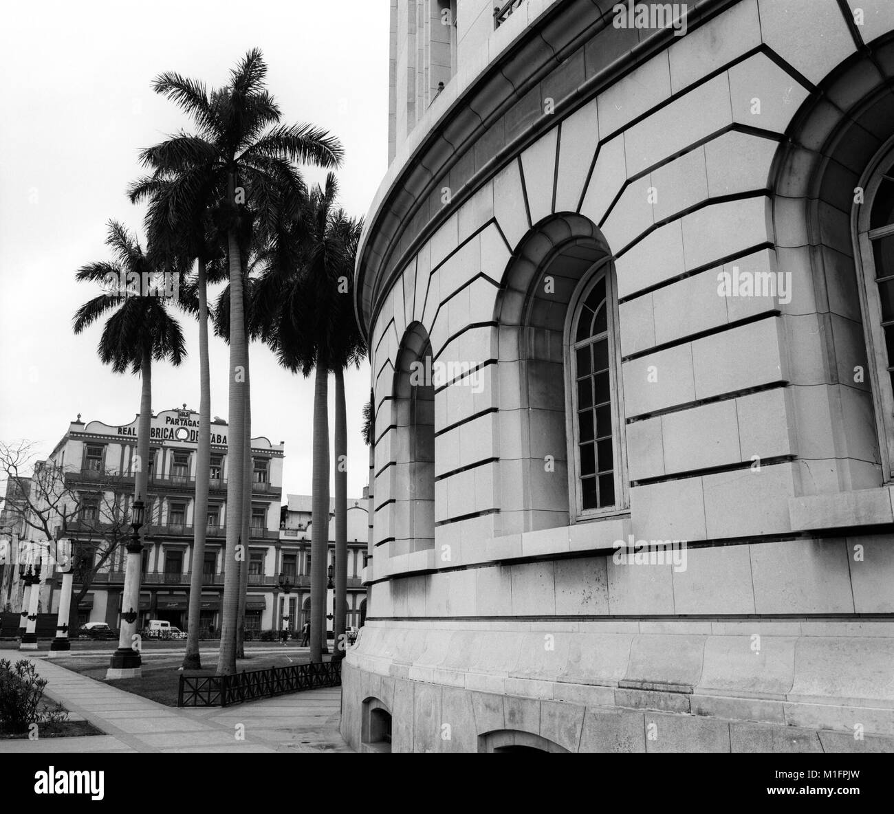 28. März 2006 - Havanna, Kuba - Capitol building in Zentral-Havanna. Die Republik Kuba befindet sich in der nördlichen Karibik. Der erste Europäer, Kuba zu besuchen war Entdecker Kolumbus im Jahre 1492. Jahrhunderte der Kolonialherrschaft und Revolutionen gefolgt. Kuba handelt derzeit mit fast jeder Nation in der Welt, wenn auch mit Einschränkungen durch das US-Embargo. Handel mit den USA beschränkt sich auf nur-Cash-Transaktionen für Nahrung und Medizin. Historisch, Zucker, Tabak und Nickel waren die Haupteinnahmequellen Außenhandel für Kuba, aber in den 1990er Jahren Tourismus sah ein explosives Wachstum. (Kredit-Bild: © Ruar Stockfoto