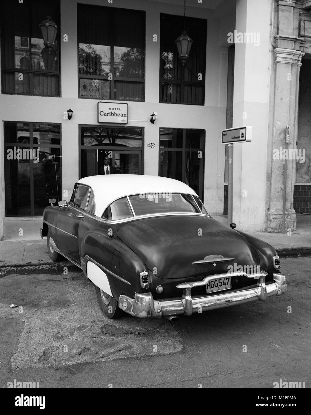 28. März 2006 - Havanna, Kuba - eines der vielen kubanischen locken, aka Yank Tanks oder vor 1960 American Classic Cars in den Straßen von Havanna. Einer von acht Autos in Kuba ist heute eine Pre-1960er Jahre amerikanische Marke Ford, Chevrolet, Cadillac, Chrysler, Packard und andere klassische Modelle. Die Republik Kuba befindet sich in der nördlichen Karibik. Der erste Europäer, Kuba zu besuchen war Entdecker Kolumbus im Jahre 1492. Jahrhunderte der Kolonialherrschaft und Revolutionen gefolgt. Kuba handelt derzeit mit fast jeder Nation in der Welt, wenn auch mit Einschränkungen durch das US-Embargo. Handel mit den USA beschränkt sich auf nur Barzahlung tra Stockfoto