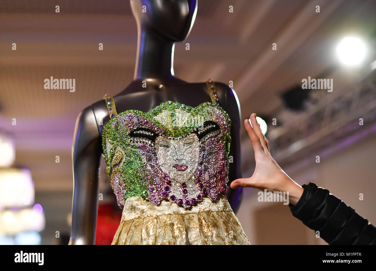 Berlin, Deutschland. 30 Jan, 2018. Kreationen von Gianni Versace sind in der Ausstellung auf der Fashion Designer im Kronprinzenpalais in Berlin, Deutschland, 30. Januar 2018 angezeigt. Hier ist ein Bh aus dem Jahr 1991, die das Gesicht der Frau zeigt von "Die Frau in Gold' Gemälde von Gustav Klimt. Es ist die größte Ausstellung über die italienischen Designer, die mit einer Modenschau in den Abend eröffnet wird. Foto: Jens Kalaene/dpa-Zentralbild/dpa/Alamy leben Nachrichten Stockfoto