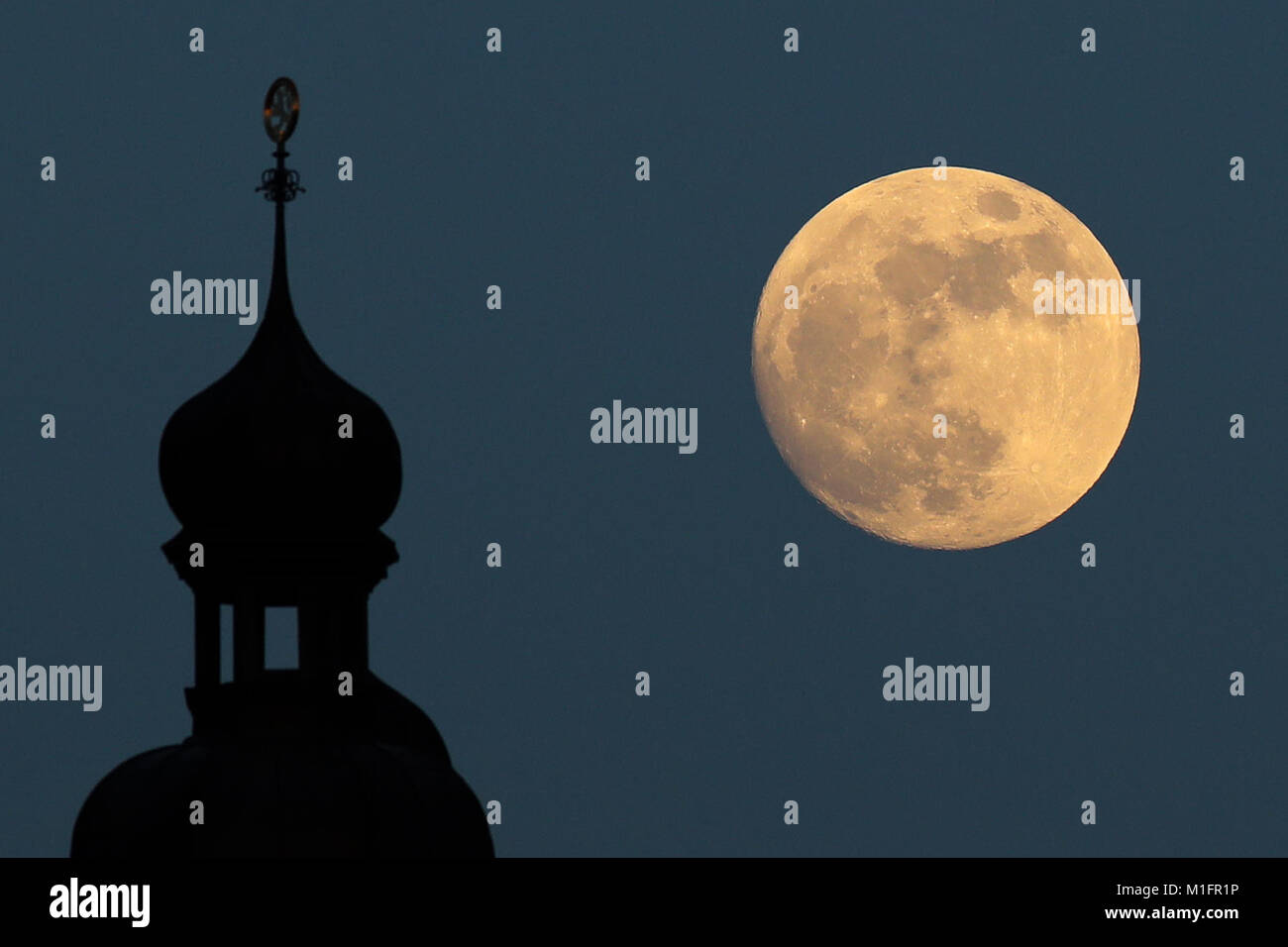 Leipzig, Deutschland. 30 Jan, 2018. Der fast runde Vollmond über einen Turm im Neuen Rathaus in Leipzig, Deutschland, 30. Januar 2018 zu glänzen. Der Vollmond am 31. Januar 2018 wird eine so genannte supermoon. Der Vollmond scheint relativ groß zu sein, da es in der Nähe der Erde in den Wintermonaten befindet. Kredite: Jan Woitas/dpa-Zentralbild/dpa/Alamy leben Nachrichten Stockfoto