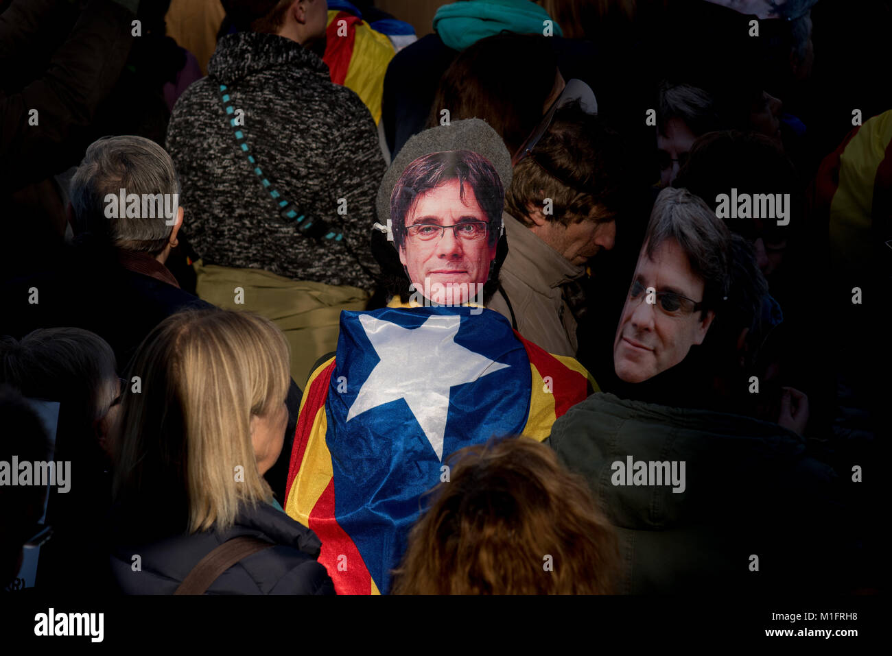 Barcelona, Spanien. 30 Jan, 2018. Ein Mann mit einer Maske des abgesetzten Präsidenten Carles Puigdemont und mit einem estelada oder pro-unabhängigkeit Flagge gewickelt hält einen Protest in Barcelona. Tausende Menschen protestierten in den Straßen von Barcelona und außerhalb des Parlaments von Katalonien nach der Sitzung festgelegt, einen neuen Katalanischen Präsidenten zu wählen wurde verschoben. Credit: Jordi Boixareu/Alamy leben Nachrichten Stockfoto