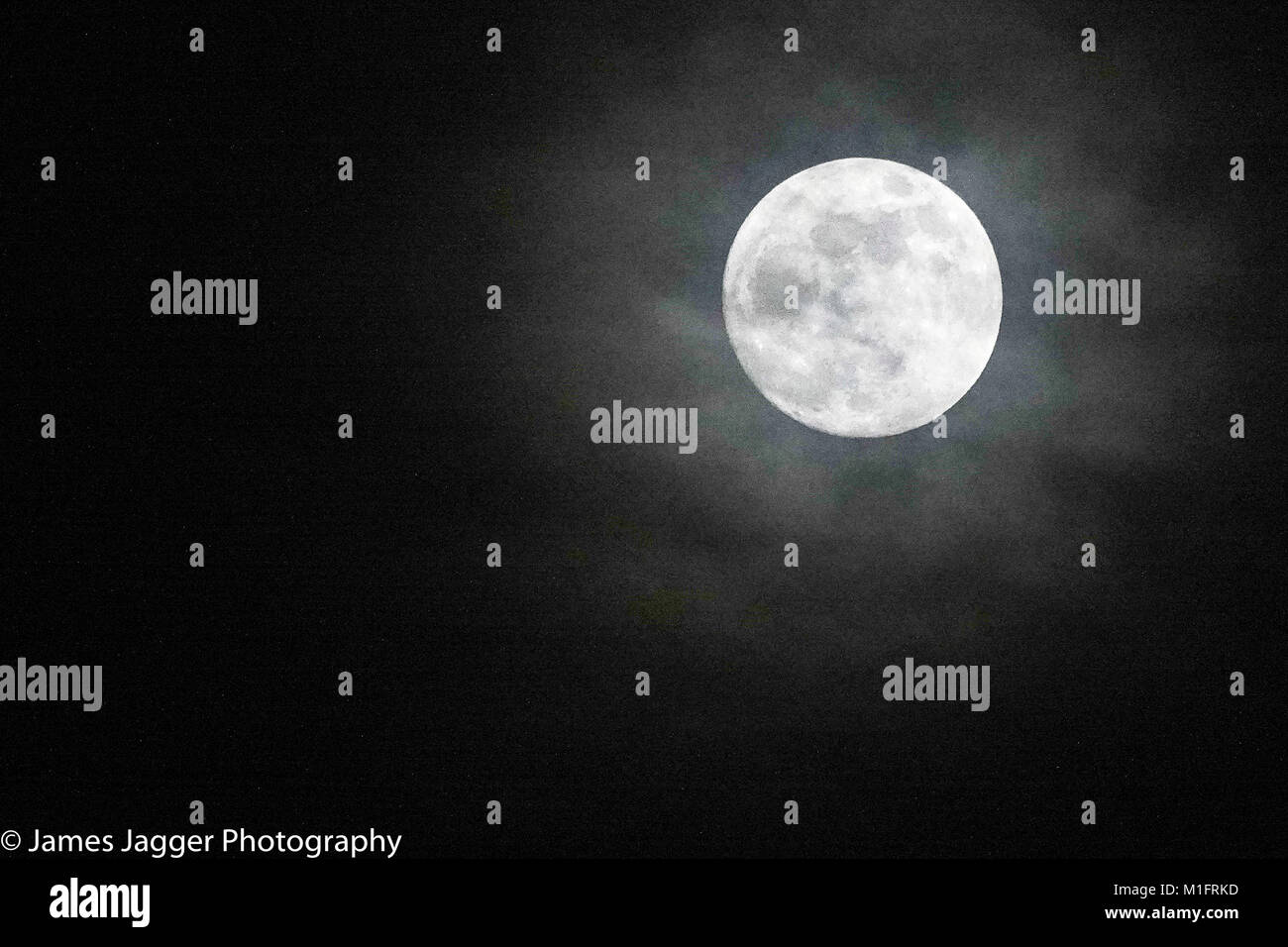 Sycamore Avenue, Godalming. 30. Januar 2018. Clearing Himmel über dem Hause Grafschaften über Nacht. Die supermoon aus Godalming, Surrey gesehen. Stockfoto