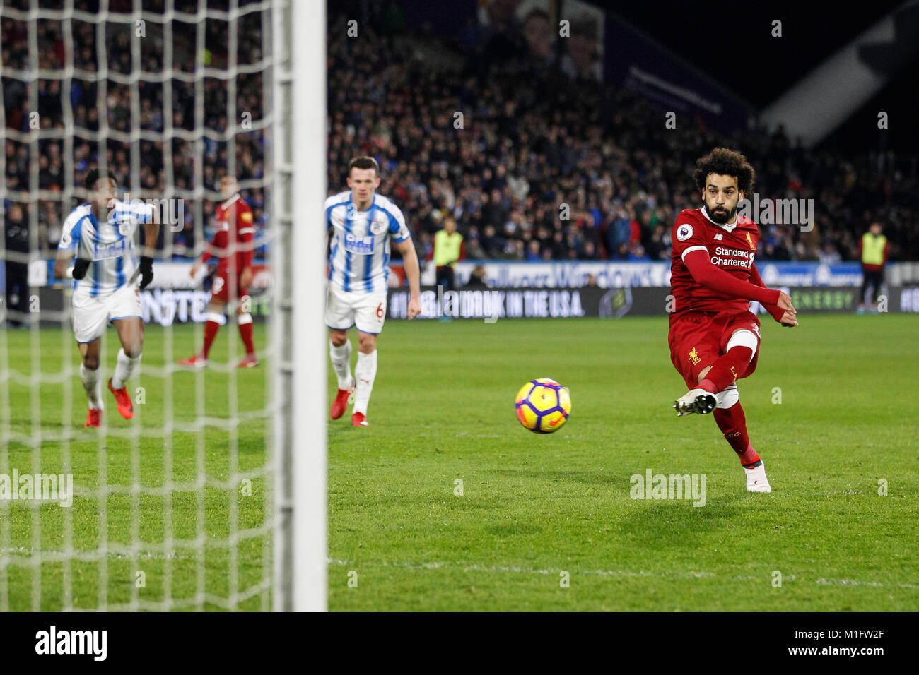 Huddersfield, Großbritannien. 30 Jan, 2018. Huddersfield, England. 30. Januar 2018. Mohamed Salah von Liverpool Kerben dritten Ziel seiner Seite der Partitur 0-3 vom Elfmeterpunkt zu machen während der Premier League Match zwischen Huddersfield Town und Liverpool bei John Smith's Stadium am 30. Januar 2018 in Huddersfield, England. (Foto von Daniel Chesterton/phcimages.com) Credit: PHC Images/Alamy leben Nachrichten Stockfoto