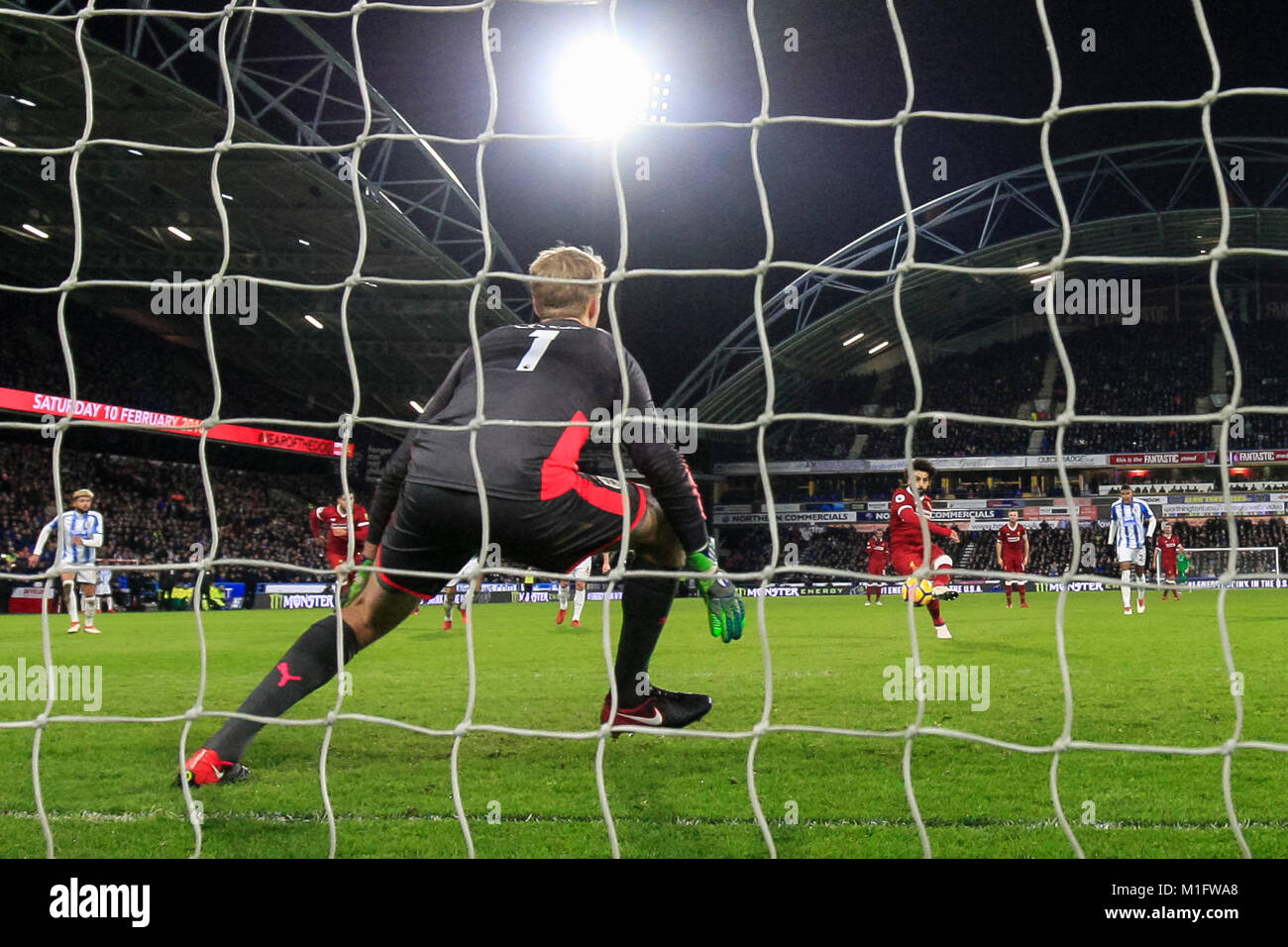 Huddersfield, Großbritannien. 30 Jan, 2018. Mohamed Salah von Liverpool Kerben dritten Ziel seiner Seite der Partitur 0-3 vom Elfmeterpunkt zu machen während der Premier League Match zwischen Huddersfield Town und Liverpool bei John Smith's Stadium am 30. Januar 2018 in Huddersfield, England. (Foto von Daniel Chesterton/phcimages.com) Credit: PHC Images/Alamy leben Nachrichten Stockfoto