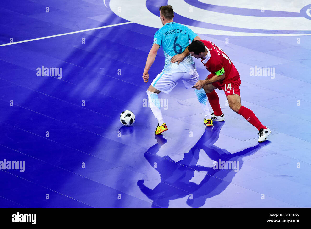 Ljubljana, Slowenien. 30 Jan, 2018. Denis Totoskovic (L) von Slowenien mias Für die Kugel mit Slobodan Rajcevic von Serbien während UEFA Futsal Meisterschaft 2018 Match zwischen Slowenien und Serbien im Arena Stožice in Ljubljana, Slowenien am 30. Januar 2018. Credit: Jure Makovec/Alamy leben Nachrichten Stockfoto