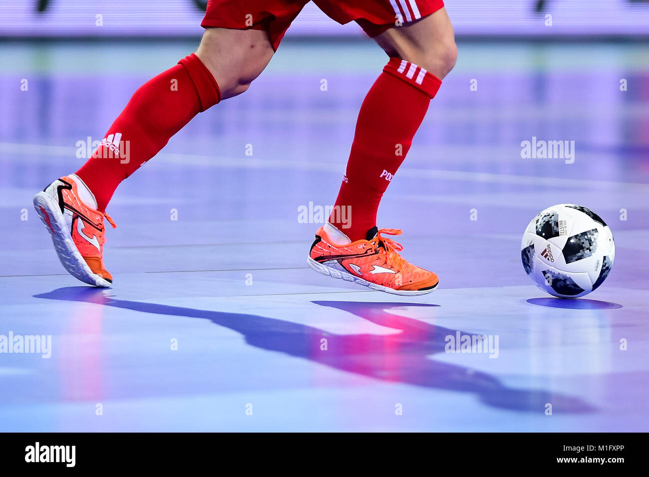 Ljubljana, Slowenien. 30 Jan, 2018. Spieler steuert den Ball während die UEFA Futsal Meisterschaft 2018 Match zwischen Russland und Polen im Arena Stožice in Ljubljana, Slowenien am 30. Januar 2018. Foto: Jure Makovec Credit: Jure Makovec/Alamy leben Nachrichten Stockfoto