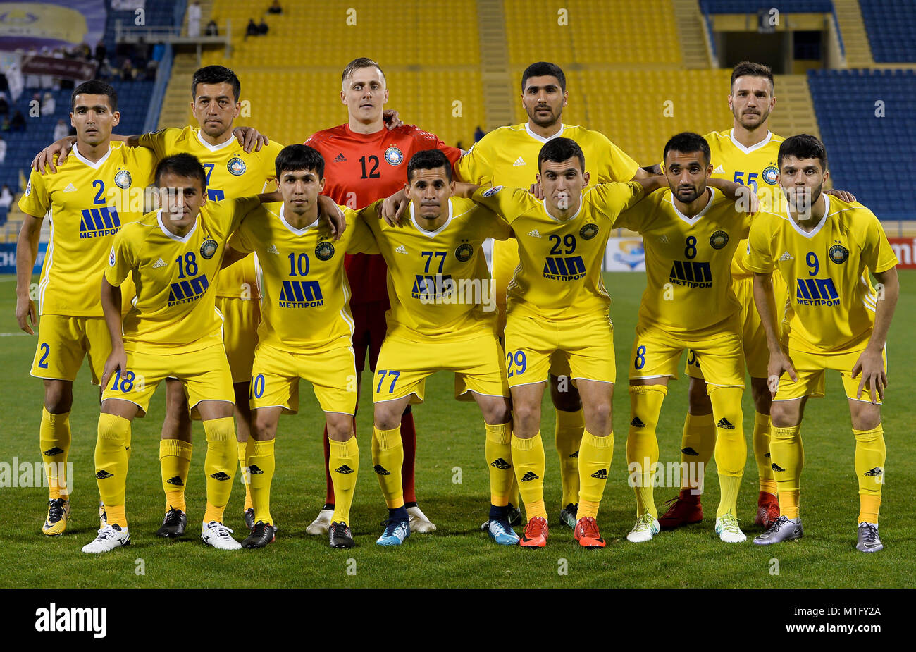 Doha. 30 Jan, 2018. Spieler der Usbekistan Pakhtakor Line up vor der AFC Champions League qualifikationsspiel zwischen Katar und Usbekistans Al-Gharafa Gharafa Pakhtakor am Stadion in Doha, Hauptstadt von Katar am Jan. 30, 2018. Gharafa gewann 2-1. Credit: Nikku/Xinhua/Alamy leben Nachrichten Stockfoto