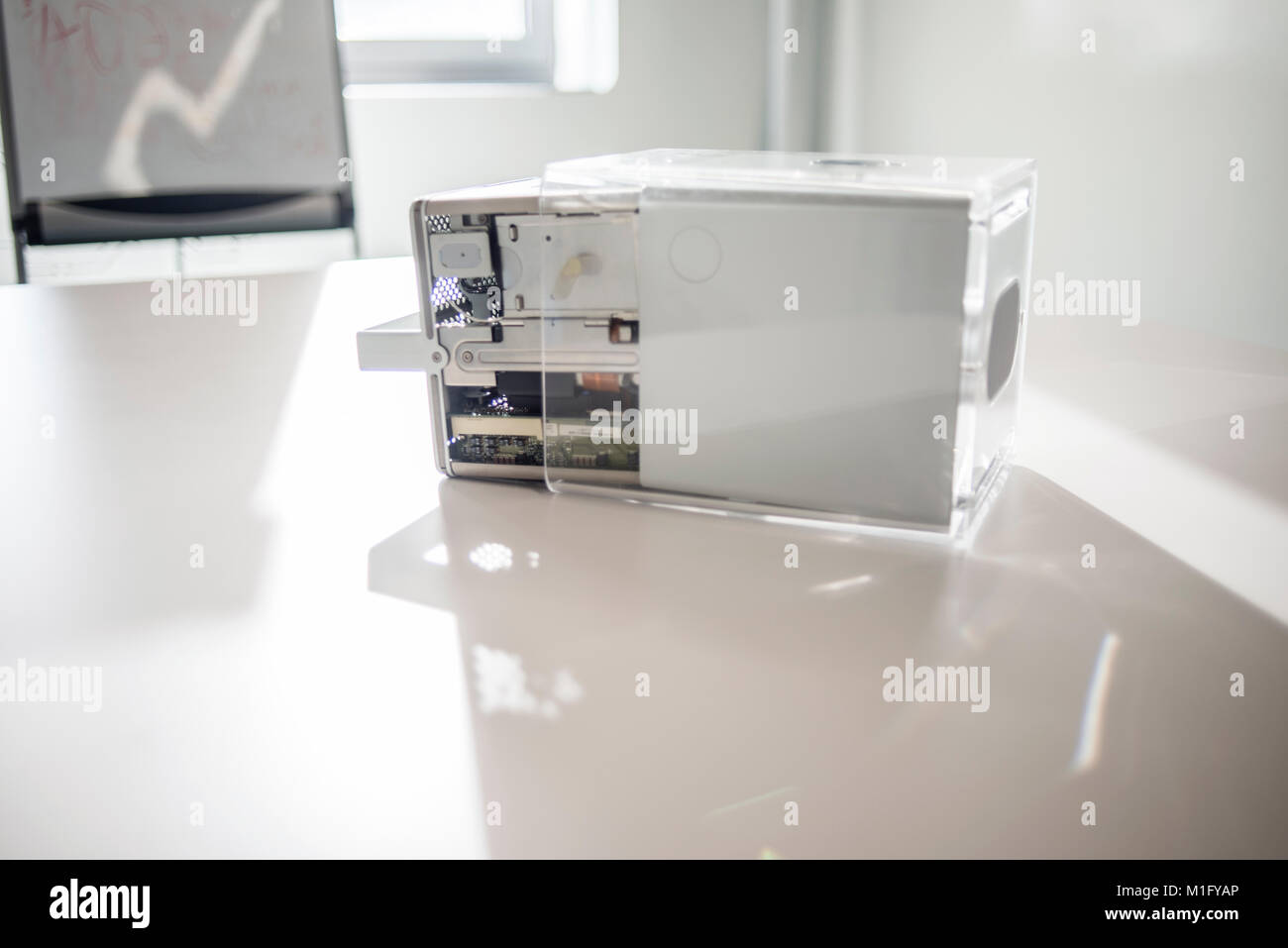 Power Mac G4 Cube, Erscheinungsdatum Juli 2000, auf dem ukrainischen MacPaw Apple's Museum in Kiew, Ukraine am 26. Januar 2017 ausgestellt. Die ukrainischen Entwickler MacPaw hat Apple Hardware Museum im Büro des Unternehmens in Kiew eröffnet. Die Sammlung verfügt über mehr als 70 ursprünglichen Macintosh Modellen von 1981 bis 2017 datiert. Stockfoto