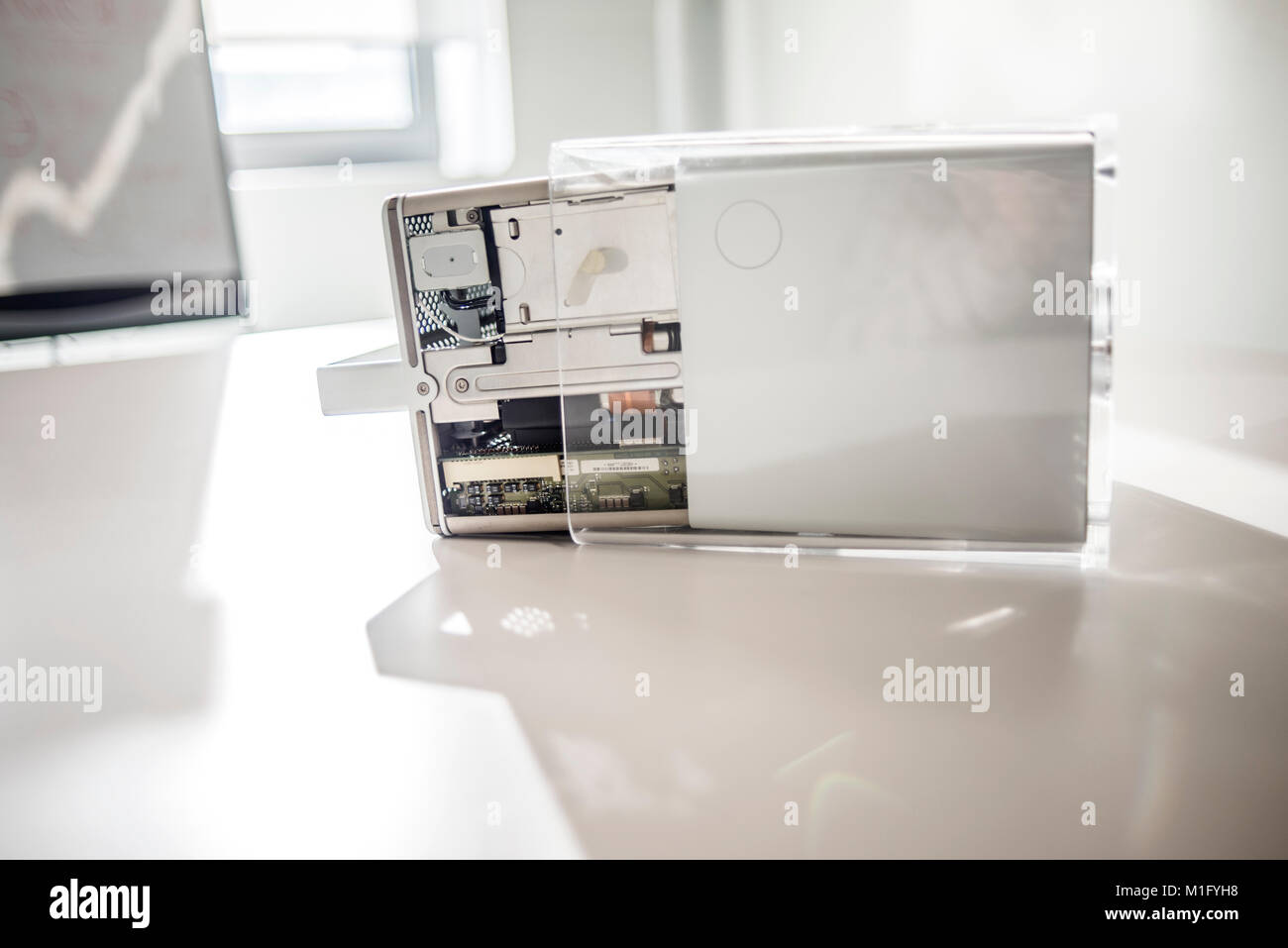 Power Mac G4 Cube, Erscheinungsdatum Juli 2000, auf dem ukrainischen MacPaw Apple's Museum in Kiew, Ukraine am 26. Januar 2017 ausgestellt. Die ukrainischen Entwickler MacPaw hat Apple Hardware Museum im Büro des Unternehmens in Kiew eröffnet. Die Sammlung verfügt über mehr als 70 ursprünglichen Macintosh Modellen von 1981 bis 2017 datiert. Stockfoto