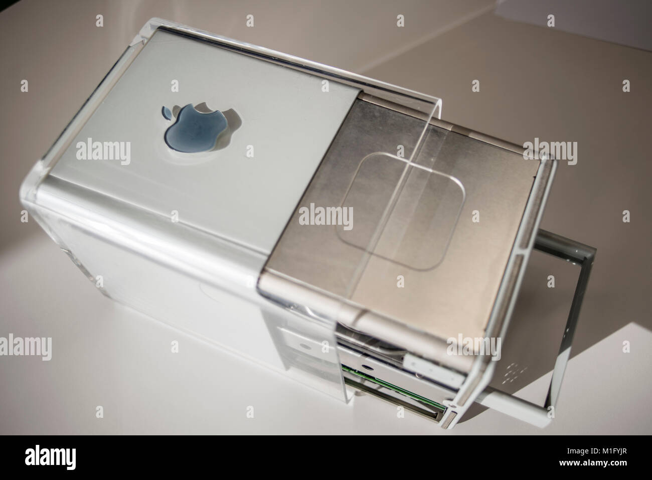 Power Mac G4 Cube, Erscheinungsdatum Juli 2000, auf dem ukrainischen MacPaw Apple's Museum in Kiew, Ukraine am 26. Januar 2017 ausgestellt. Die ukrainischen Entwickler MacPaw hat Apple Hardware Museum im Büro des Unternehmens in Kiew eröffnet. Die Sammlung verfügt über mehr als 70 ursprünglichen Macintosh Modellen von 1981 bis 2017 datiert. Stockfoto