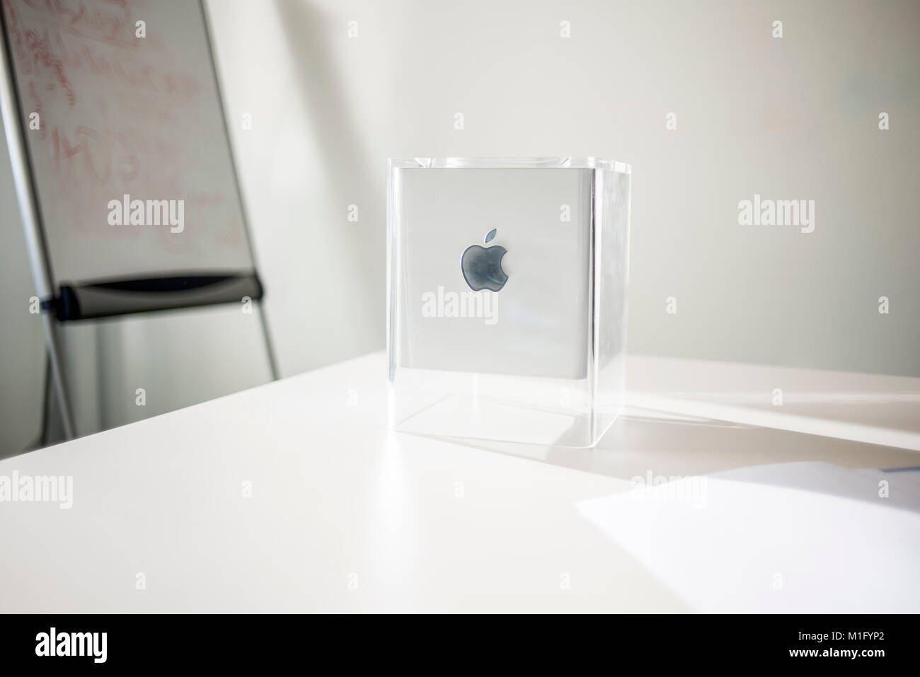 Power Mac G4 Cube, Erscheinungsdatum Juli 2000, auf dem ukrainischen MacPaw Apple's Museum in Kiew, Ukraine am 26. Januar 2017 ausgestellt. Die ukrainischen Entwickler MacPaw hat Apple Hardware Museum im Büro des Unternehmens in Kiew eröffnet. Die Sammlung verfügt über mehr als 70 ursprünglichen Macintosh Modellen von 1981 bis 2017 datiert. Stockfoto