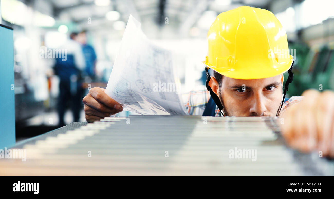 Supervisor, Qualitätskontrolle und pruduction Prüfen in der Factory Stockfoto