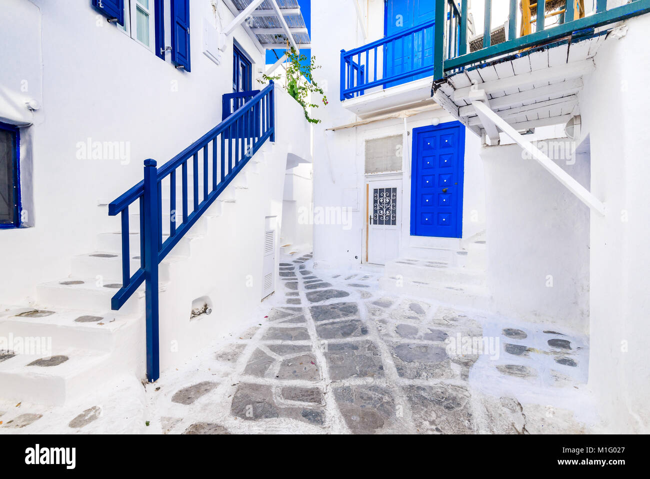 Mykonos, Griechenland. Weiß getünchtes gepunktete Gasse in der Altstadt, Kykladen griechische Inseln. Stockfoto