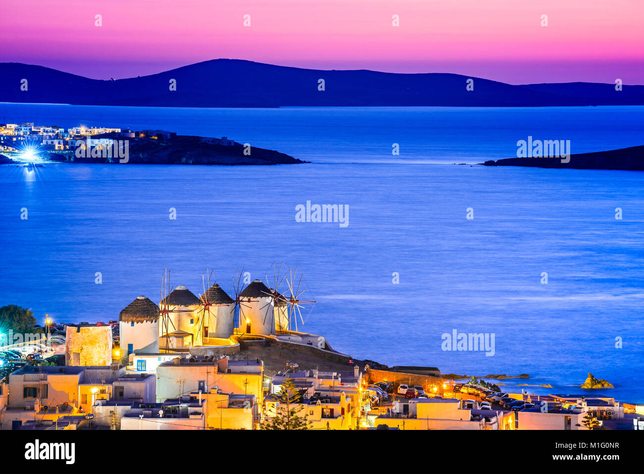 Mykonos, Griechenland. Kato Mili Mühle bei Sonnenuntergang und die Ägäis, Mikonos, Kykladen Inseln. Stockfoto