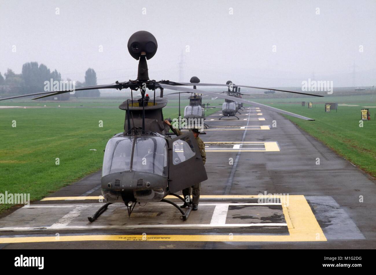 US-Armee bewaffneten Aufklärer Hubschrauber OH-58D Kiowa Warrior bei NATO Übungen in Deutschland (November 1989) Stockfoto