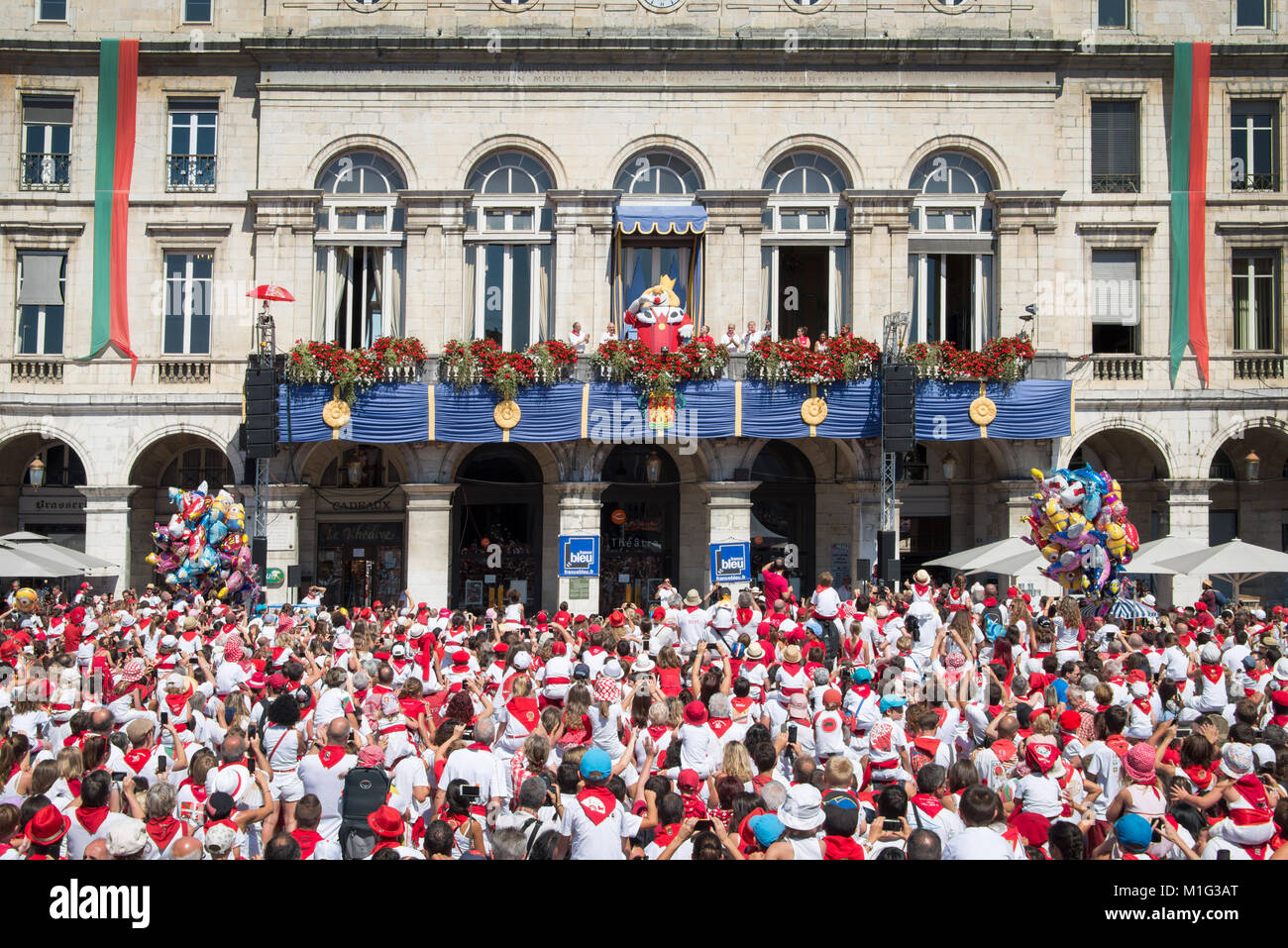 Masse von Menschen in weißen und roten jubelnder König Leon gekleidet auf dem Balkon auf dem Sommerfest von Bayonne (Feste de Bayonne), Frankreich Stockfoto