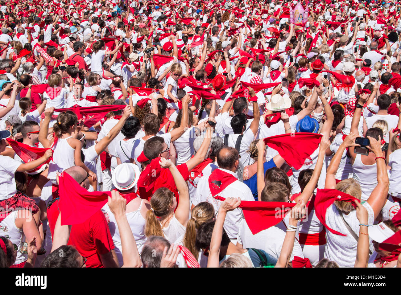 Masse der Leute, gekleidet in weiß und rot bei den Sommerfestspielen von Bayonne (Fêtes de Bayonne), Frankreich Stockfoto