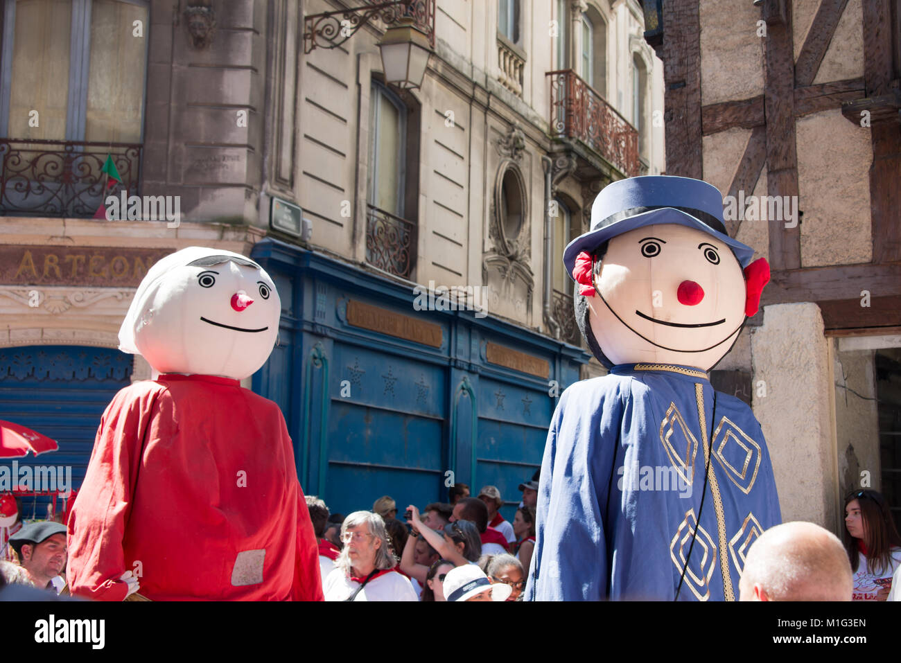 Riesige Marionetten in den Straßen von Bayonne auf dem Sommerfest (Feste de Bayonne), Frankreich Stockfoto