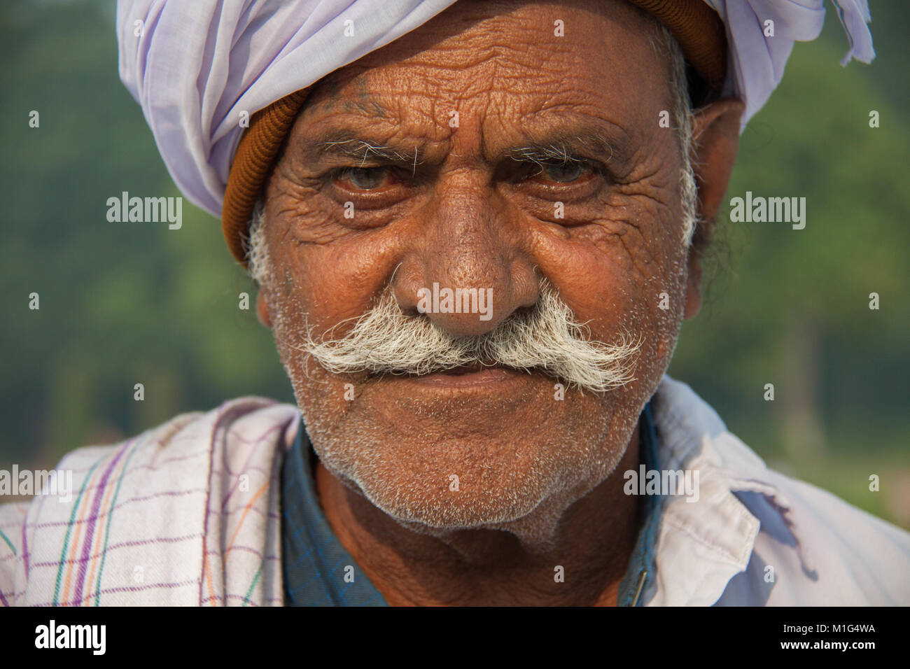 Alte indische Mann in Turban mit grau/grau Schnurrbart im Taj Mahal, Agra, völlige Pradesh, Indien Stockfoto