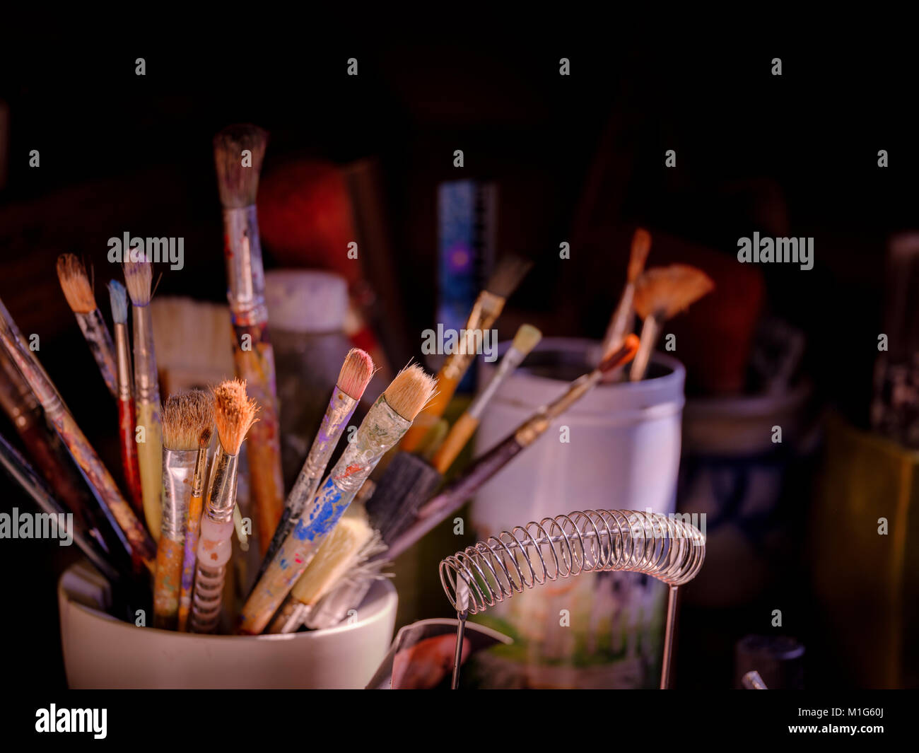 Eine Reihe von Pinsel in ein Studio Leuchten mit niedrigen abgewinkelt Fenster Licht zur Seite. Stockfoto