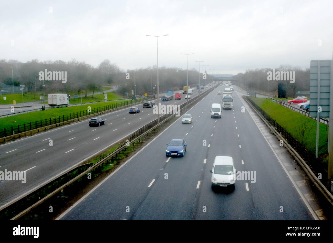 Großbritannien - Verkehr auf der Autobahn M1 von Leicester Forest Services aus gesehen Stockfoto