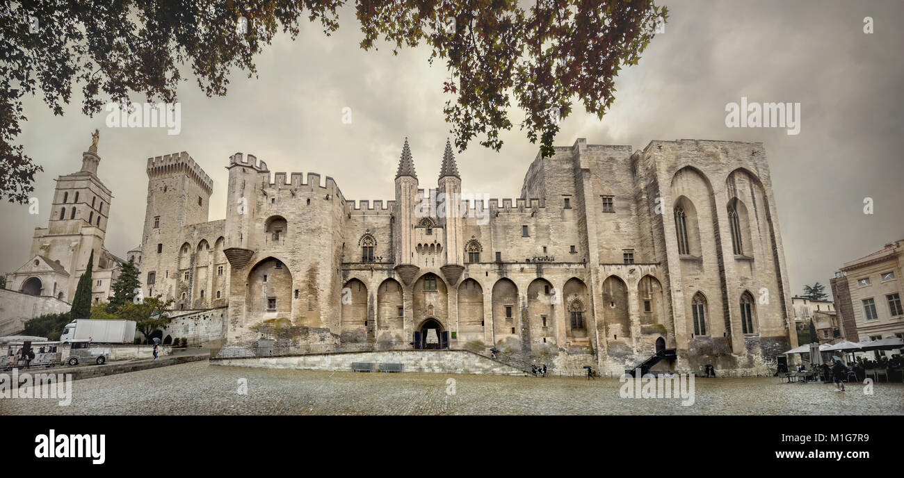 Mittelalterliche Festung und schloss Palais des Papes (papstpalast Palast) in Avignon. Frankreich, Provence Stockfoto