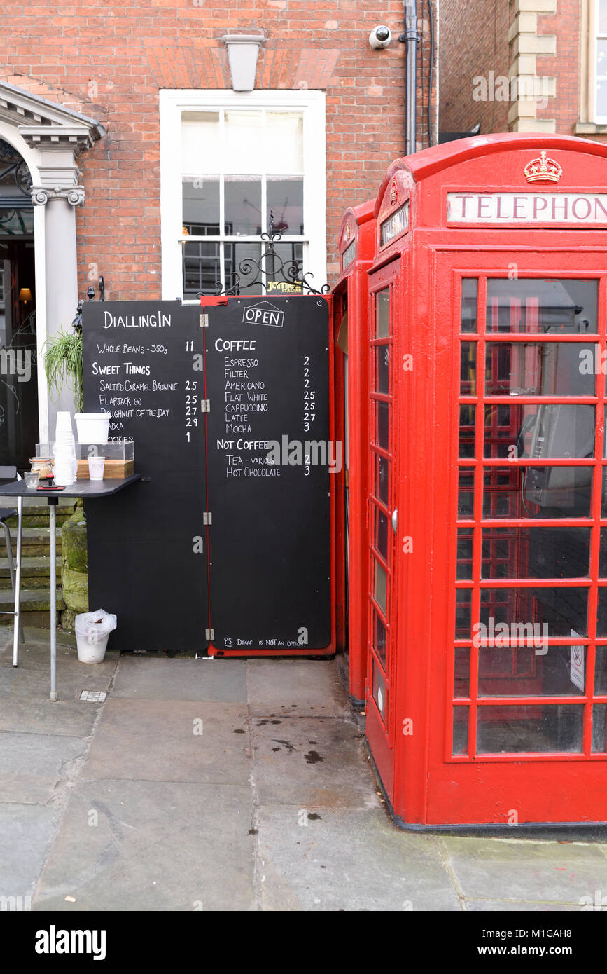 "Da das britische kleinste Cafe' öffnet sich in einer Telefonzelle in Nottingham, UK. Stockfoto