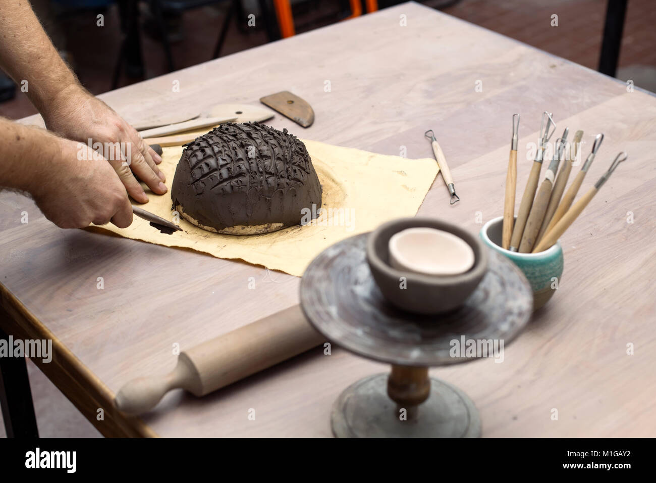 Cllose bis auf qualifizierte Meister Vorbereitung Ton Werkstücke für neue Kreationen Stockfoto