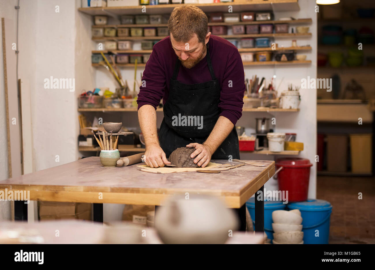 Cllose bis auf qualifizierte Meister Vorbereitung Ton Werkstücke für neue Kreationen Stockfoto