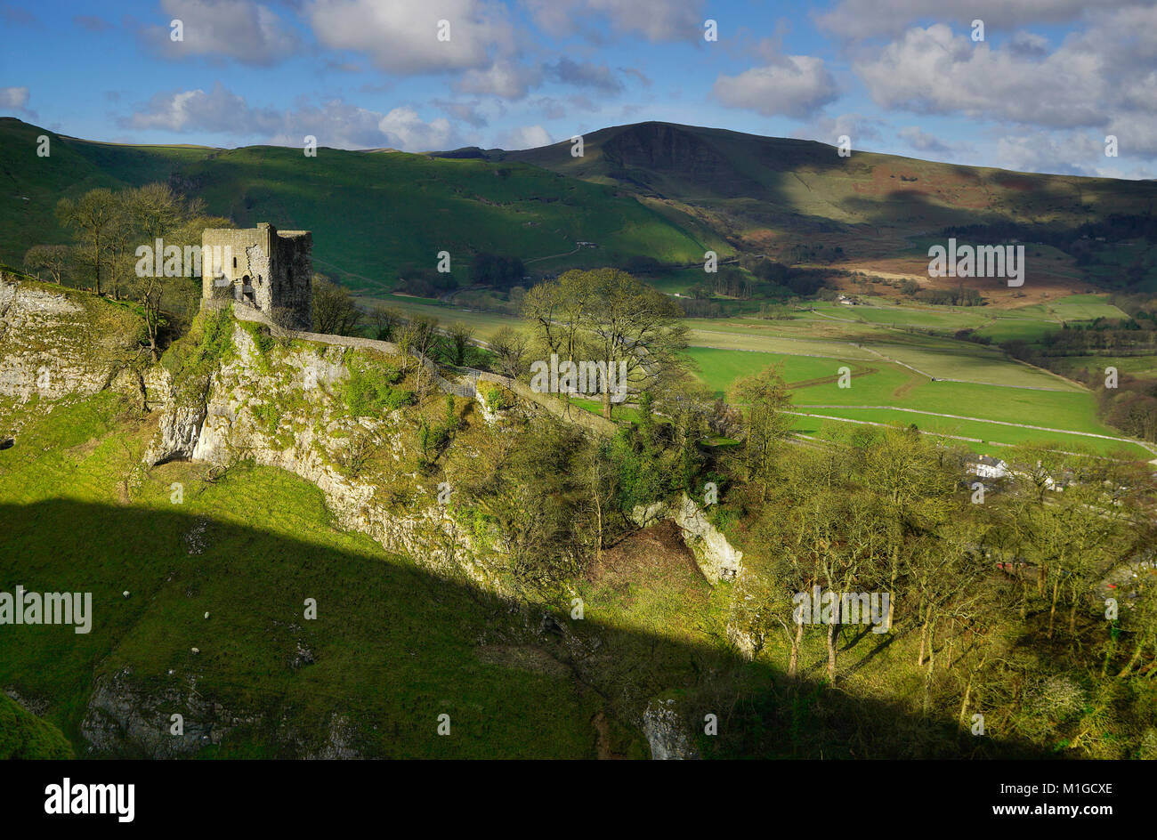 Peveril Castle und Mam Tor Stockfoto