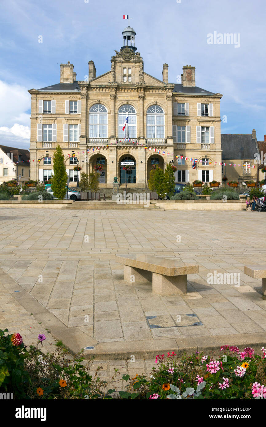 Das Hotel de Ville im Herbst Sonnenschein, sieht, Orne, Normandie, Frankreich sieht, Normandie, Frankreich - 19 September 2014: Das Hotel de Ville im Herbst Sonnenschein, sieht, Orne, Normandie, Frankreich. Am besten für seine Kathedrale bekannt, und der Hauptgrund zu besuchen, Sées hat ein Paar andere Denkmäler und Sehenswürdigkeiten. Stockfoto