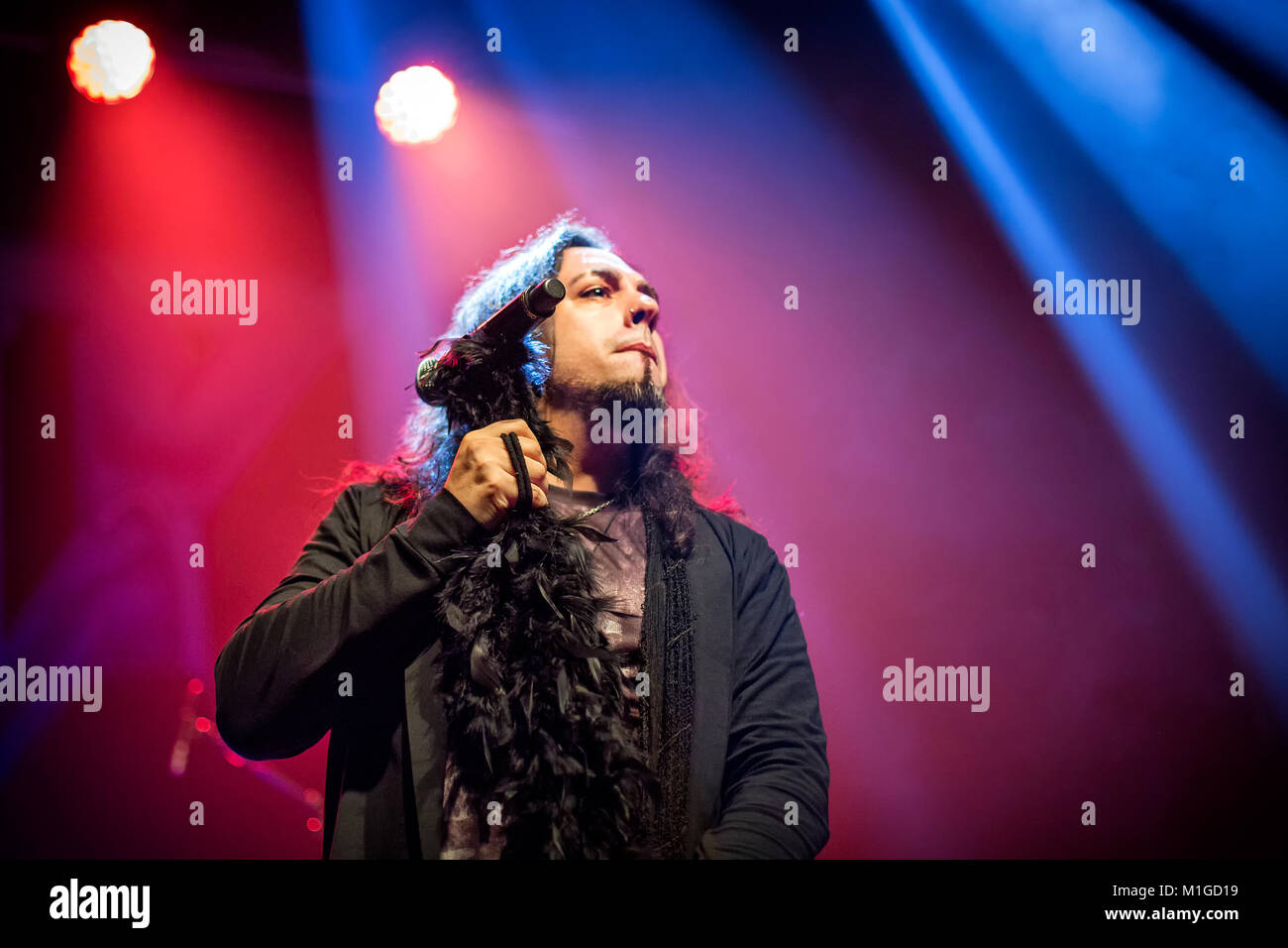 Norwegen, Oslo - Januar 12, 2018. Die norwegische heavy metal band TNT führt ein Live Konzert am Rockefeller in Oslo. Hier Sänger Baol Bardot Bulsara gesehen wird live auf der Bühne. (Foto: Gonzales Foto - Terje Dokken). Stockfoto