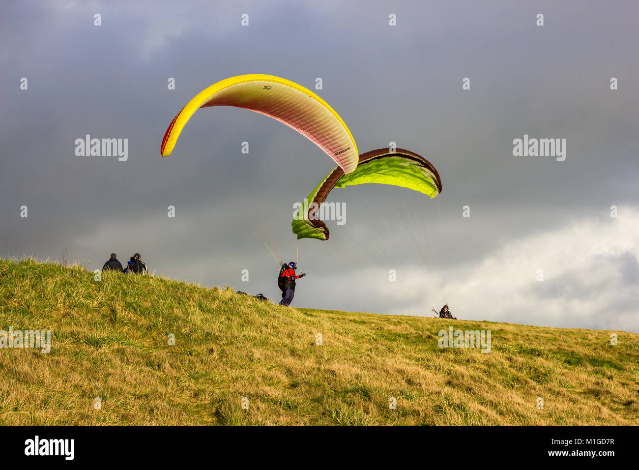 Gleitschirme über den South Downs von East Sussex, UK Stockfoto