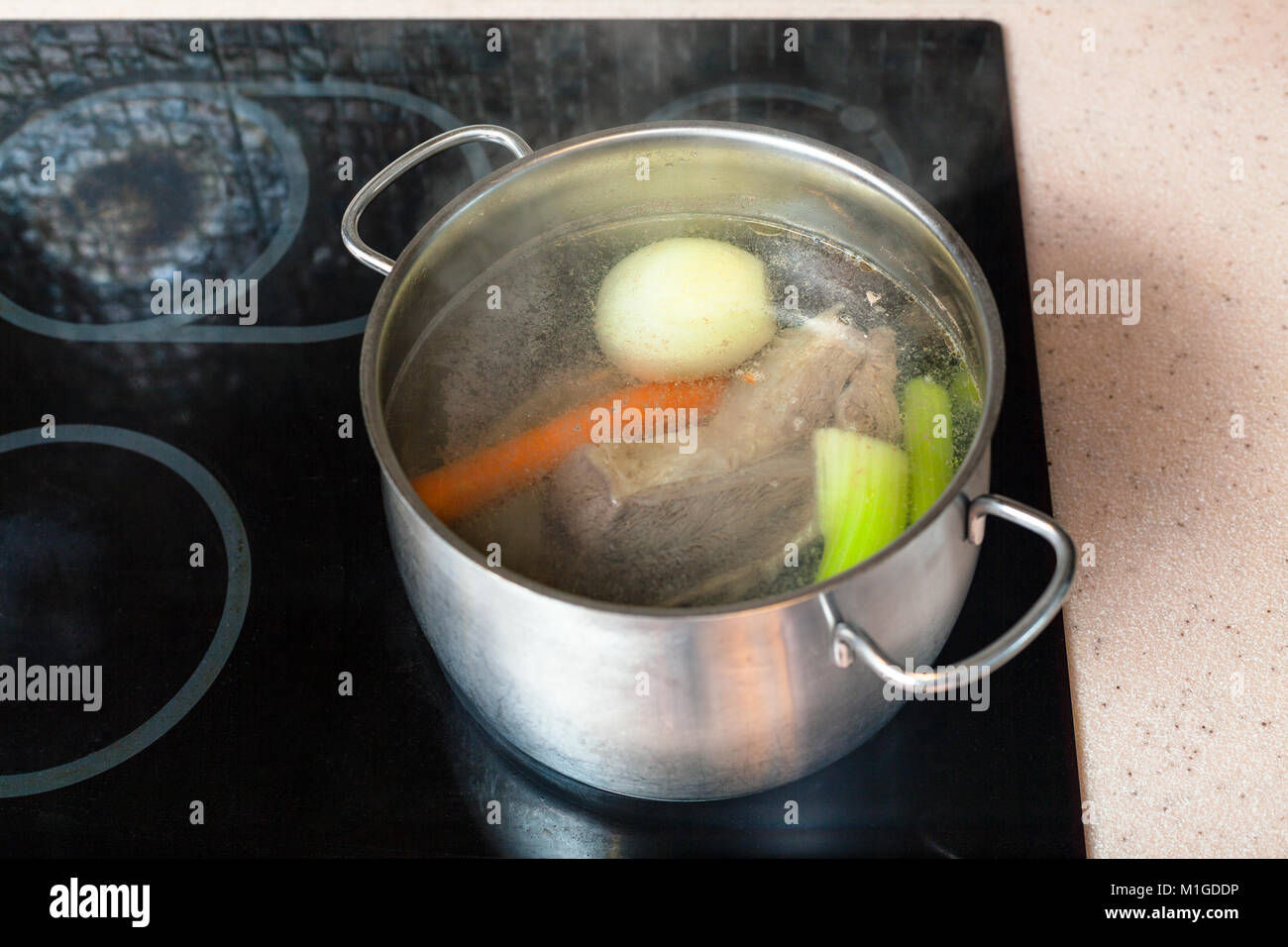 Kochen Suppe - Zubereitung von Fleisch Brühe in Stockpot auf keramischer  Herd Stockfotografie - Alamy