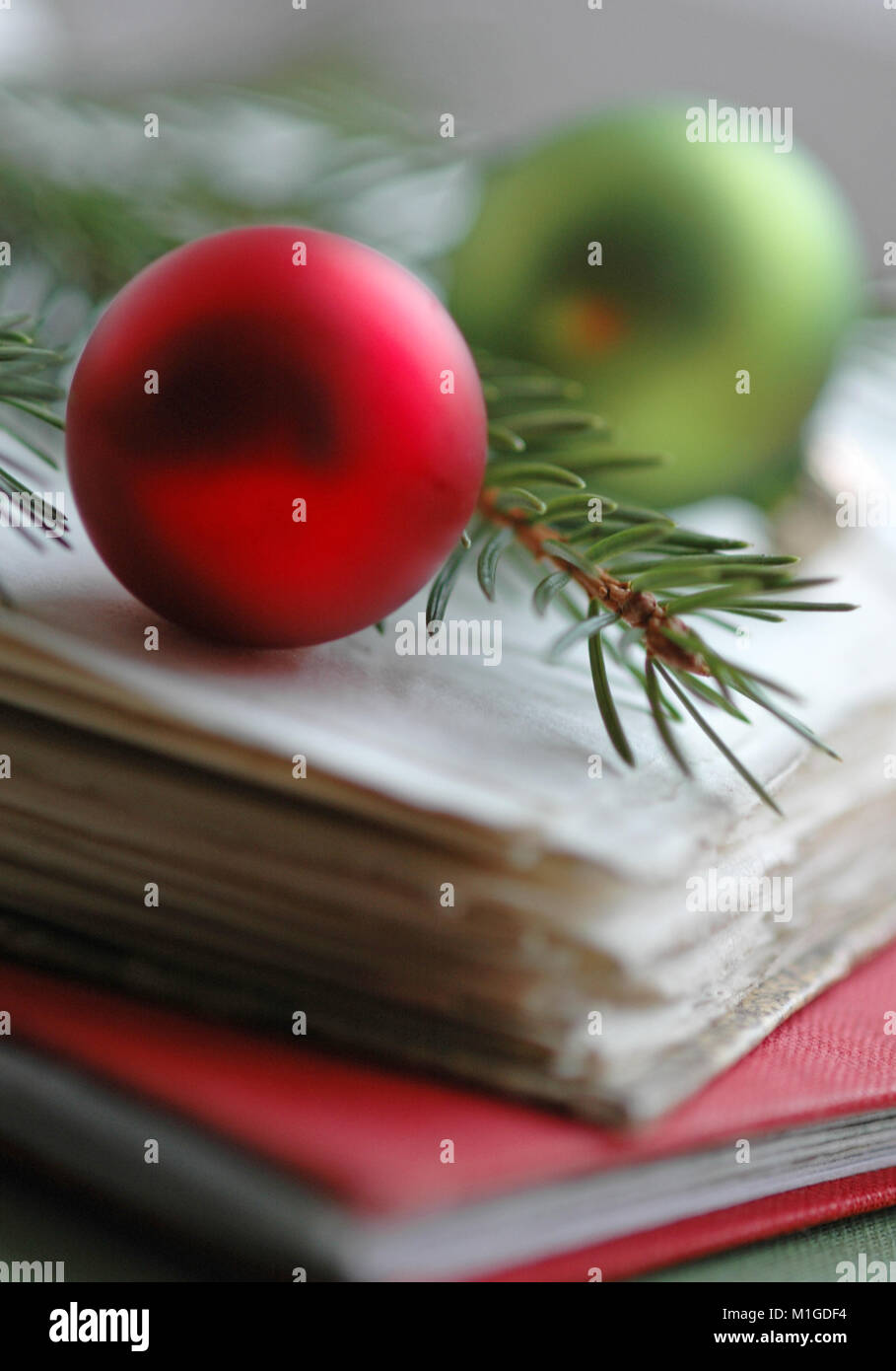 Christbaumkugeln auf vintage Bücher Stockfoto