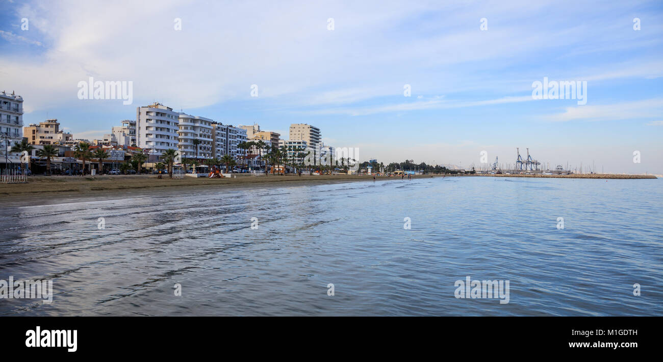 Finikoudes Beach, Zypern. Blauer Himmel, weiße Wolken über die Stadt von Larnaca für Kulisse. Platz, Banner Stockfoto