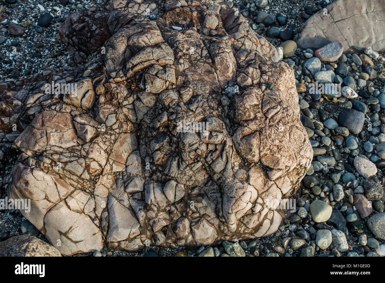 Eine Nahaufnahme Schuß eines tief geätzt Rock auf einer Küstenlinie bei Ebbe. Stockfoto