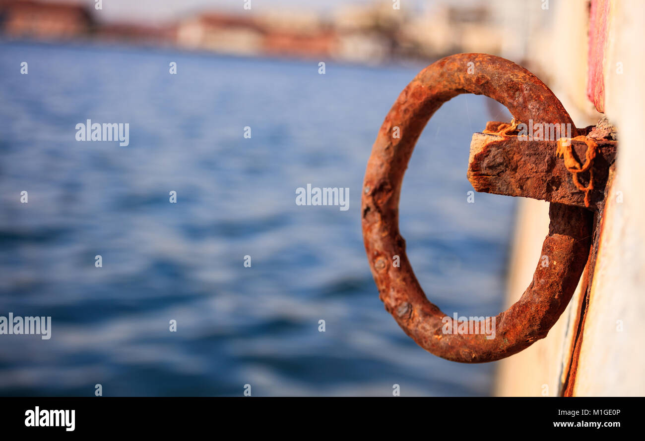 Alte rostige Poller wartet an Kai für Boot gebunden zu sein. Blur Meer für Hintergrund, Nahaufnahme, Details, Banner Stockfoto